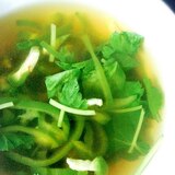 ピーマンと三ツ葉で作る緑いっぱいのコンソメスープ